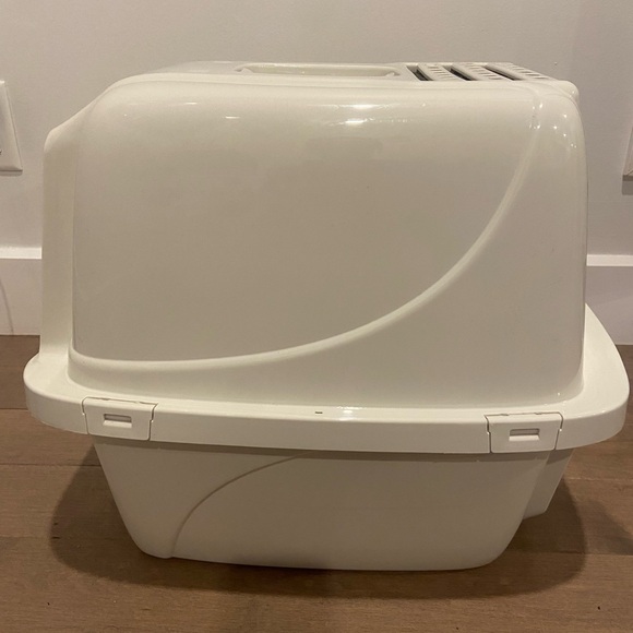 White litter box from Amazon. Been used once, fully cleaned out. 52.1L x 49.5H - Picture 3 of 5